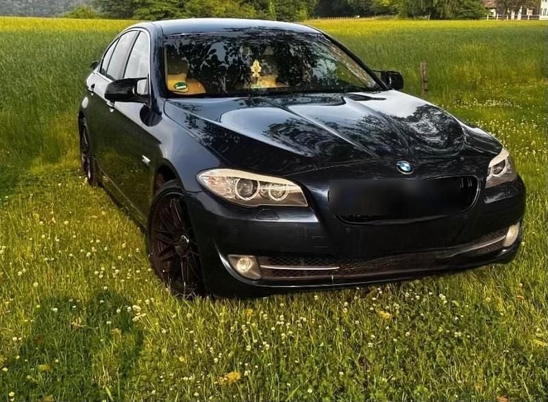 Blau Gebraucht 2013 BMW 520 Limousine | 10.500 € (Superpreis) - Bild 1/4