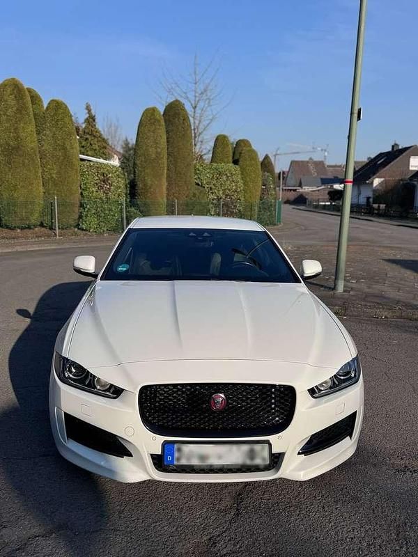 Gebraucht Jaguar XE R-Sport 179 PS (131 kW) 2019 Weiß Limousine