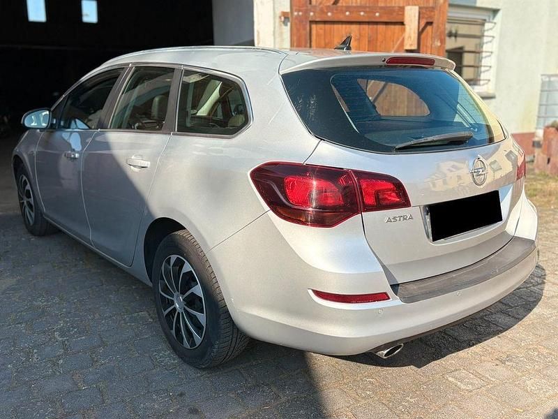 Gebraucht Opel Astra Sport 140 PS (102 kW) 2011 Silber Kombi