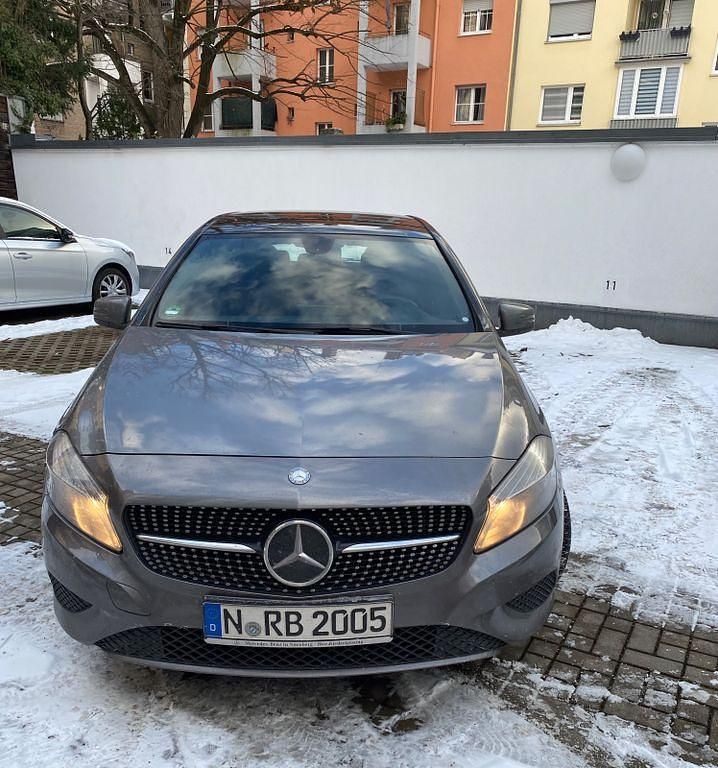 Grau Gebraucht 2012 Mercedes A180 Limousine | 9.750 € (Fairer Preis) - Bild 1/4