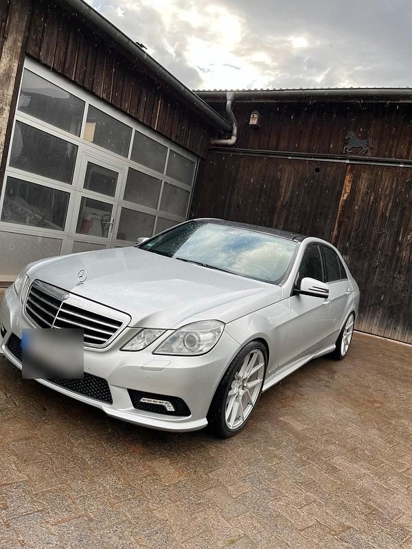 Silber Gebraucht 2011 Mercedes E500 AMG Limousine | 14.900 € (Guter Preis) - Bild 1/4