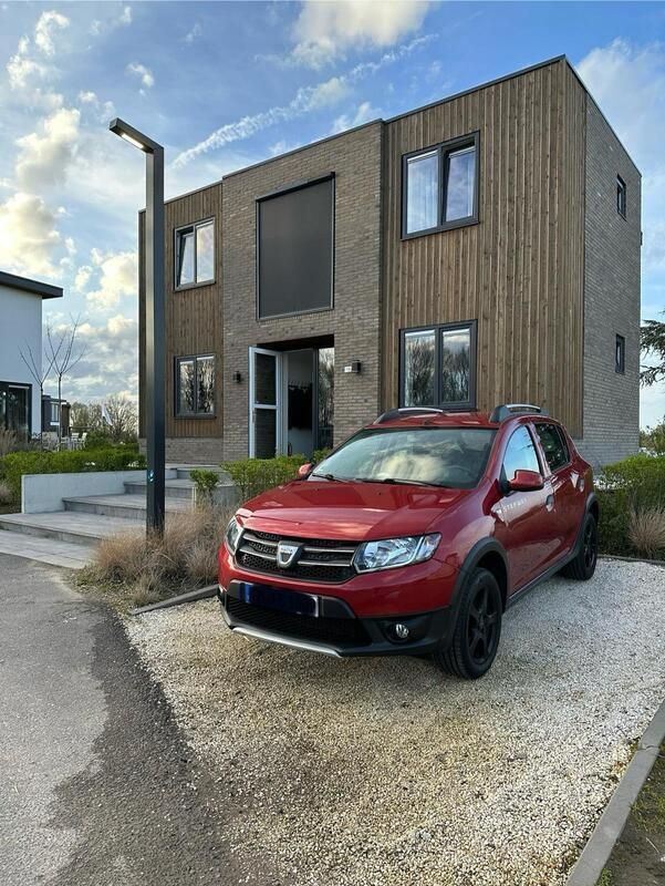 Rot Gebraucht 2013 Dacia Sandero Prestige Kleinwagen | 8.650 € - Bild 1/4