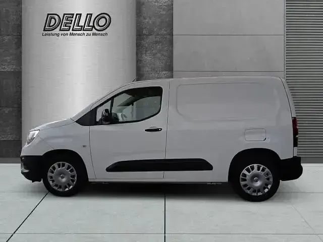 Używany Opel Combo Edition 102 KM (75 kW) 2022 Biały Minivan