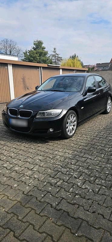 Gebraucht BMW 320 184 PS (135 kW) 2010 Schwarz Limousine