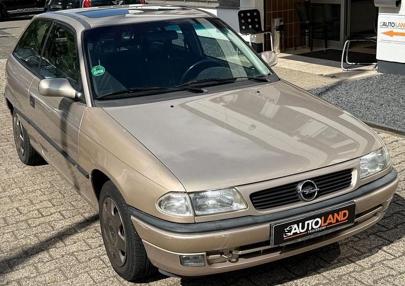 Grau Gebraucht 1996 Opel Astra Limousine | 899 € (Guter Preis) - Bild 1/4