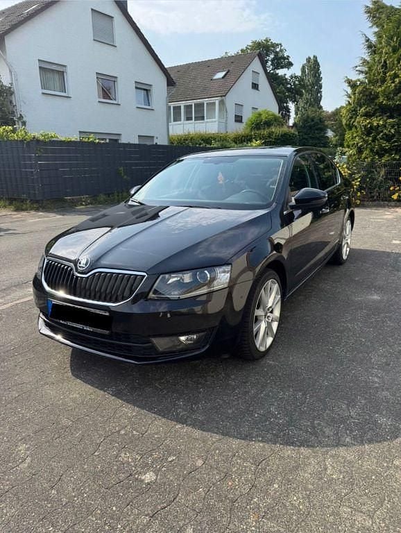 Schwarz Gebraucht 2017 Skoda Octavia Clever Limousine | 12.999 € (Guter Preis) - Bild 1/4
