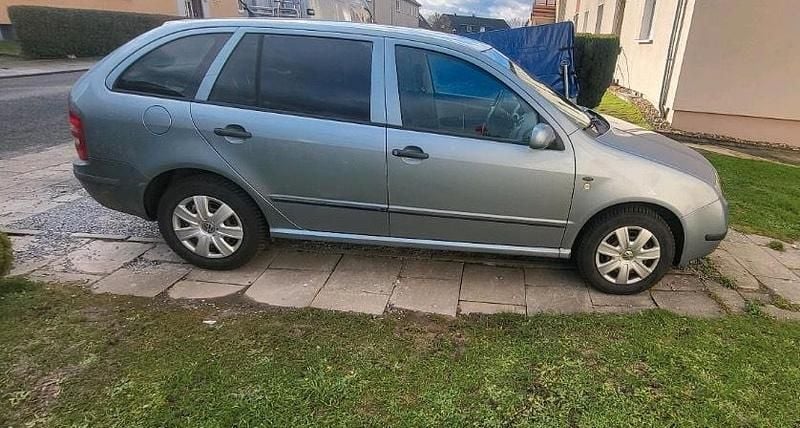 Grau Gebraucht 2002 Skoda Fabia Kombi | 500 € (Guter Preis) - Bild 1/4