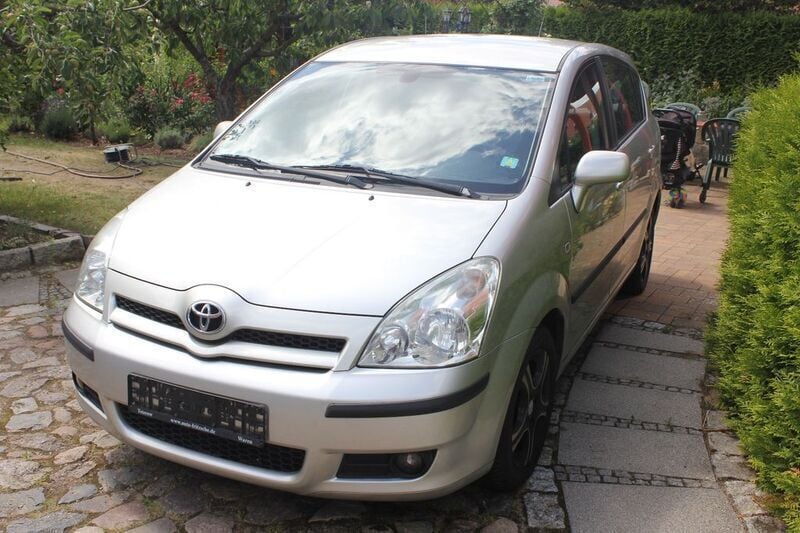 Silber Gebraucht 2006 Toyota Corolla Verso Edition Van / Kleinbus | 5.100 € (Etwas zu teuer) - Bild 1/4