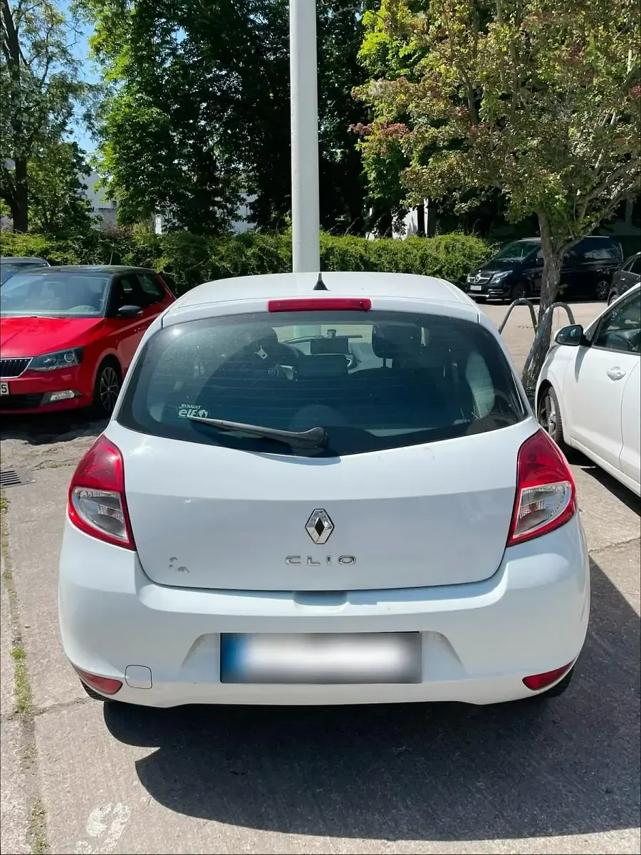 Używany Renault Clio IV 75 KM (55 kW) 2012 Biały Sedan/Limuzyna
