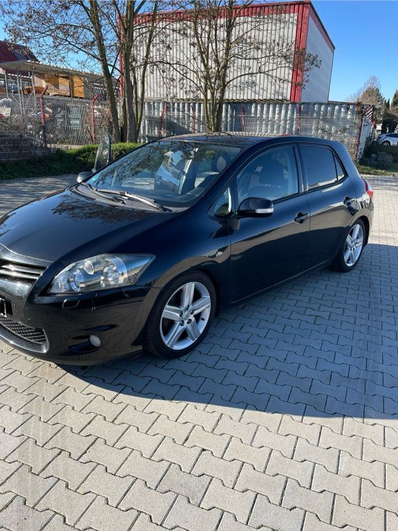 Schwarz Gebraucht 2011 Toyota Auris Limousine | 6.250 € (Etwas zu teuer) - Bild 1/4