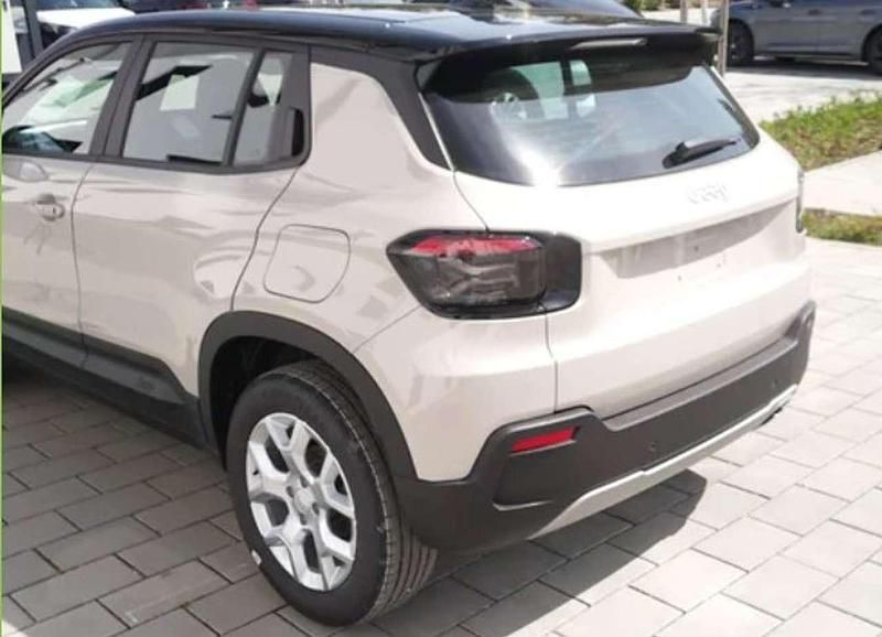 Neu Jeep Avenger Altitude 101 PS (74 kW) 2025 Platinum silver SUV