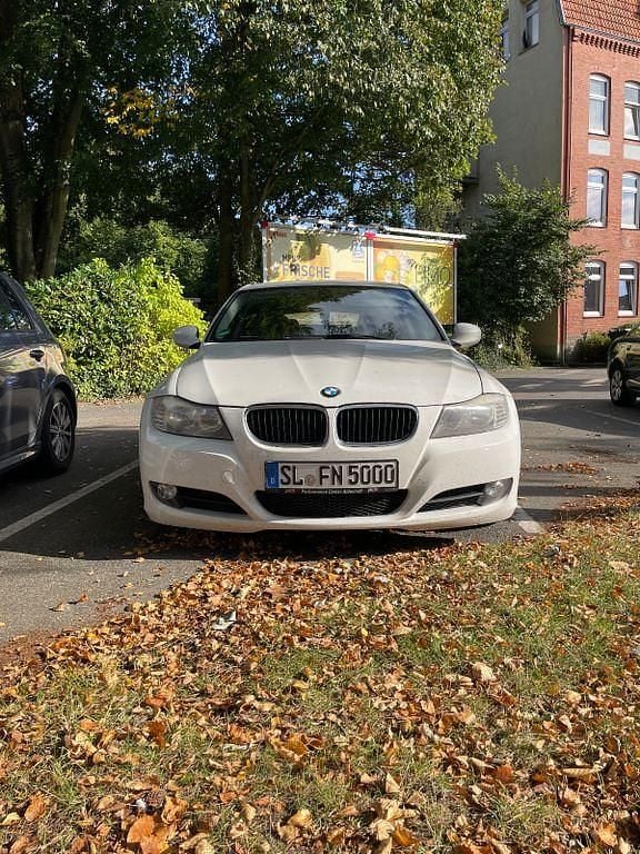 Weiß Gebraucht 2012 BMW 316 Kombi | 4.800 € - Bild 1/4