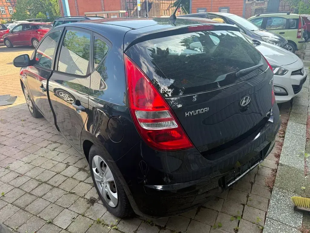 Gebraucht Hyundai i30 105 PS (77 kW) 2010 Schwarz Limousine