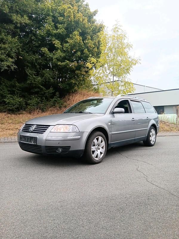 Grau Gebraucht 2003 VW Passat Kombi | 2.850 € (Etwas zu teuer) - Bild 1/4
