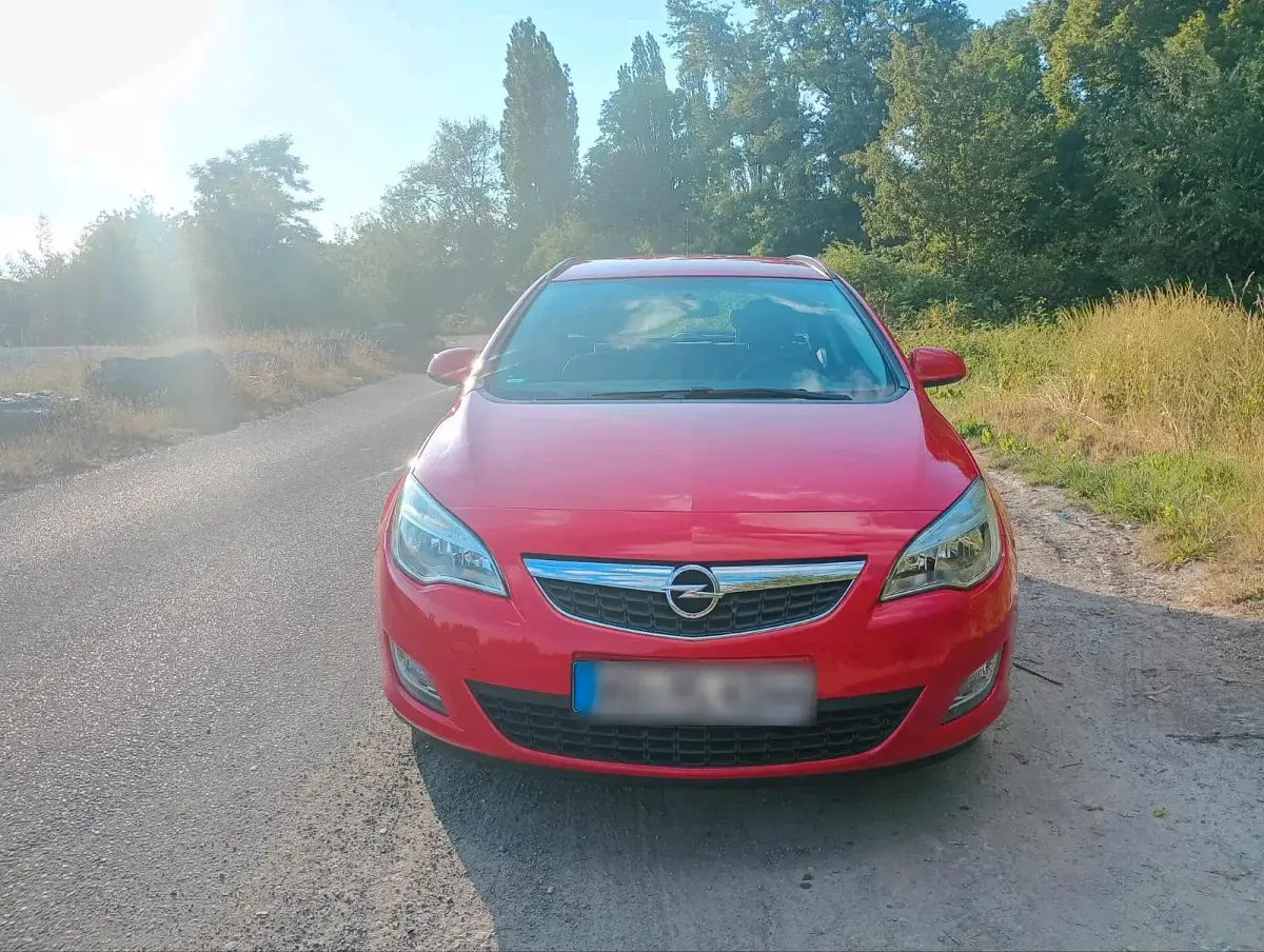 Gebraucht Opel Astra 131 PS (96 kW) 2012 Rot Kombi