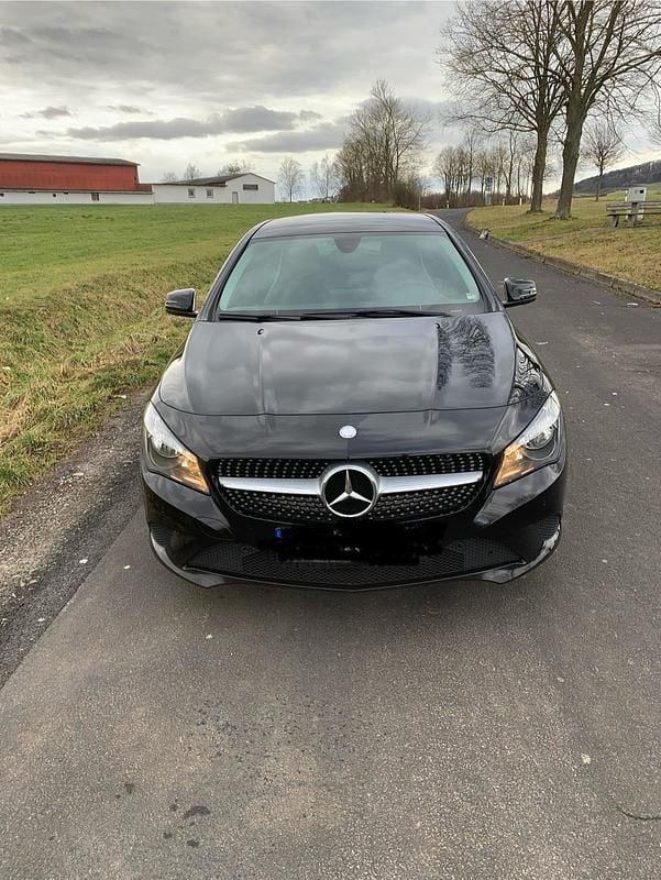 Schwarz Gebraucht 2016 Mercedes CLA180 Limousine | 9.900 € (Superpreis) - Bild 1/4