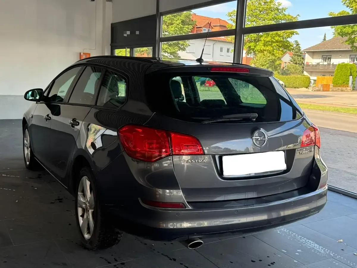 Gebraucht Opel Astra 140 PS (102 kW) 2012 Grau Kombi