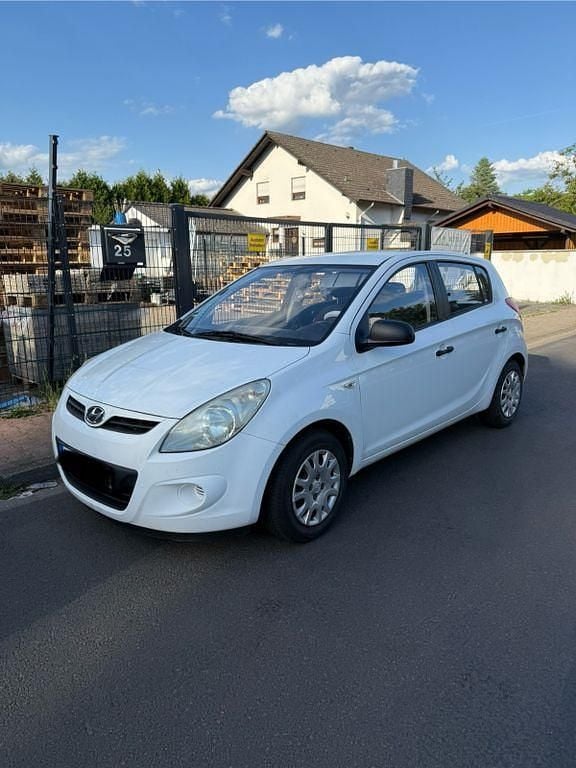 Weiß Gebraucht 2011 Hyundai i20 Comfort Limousine | 3.299 € (Fairer Preis) - Bild 1/4