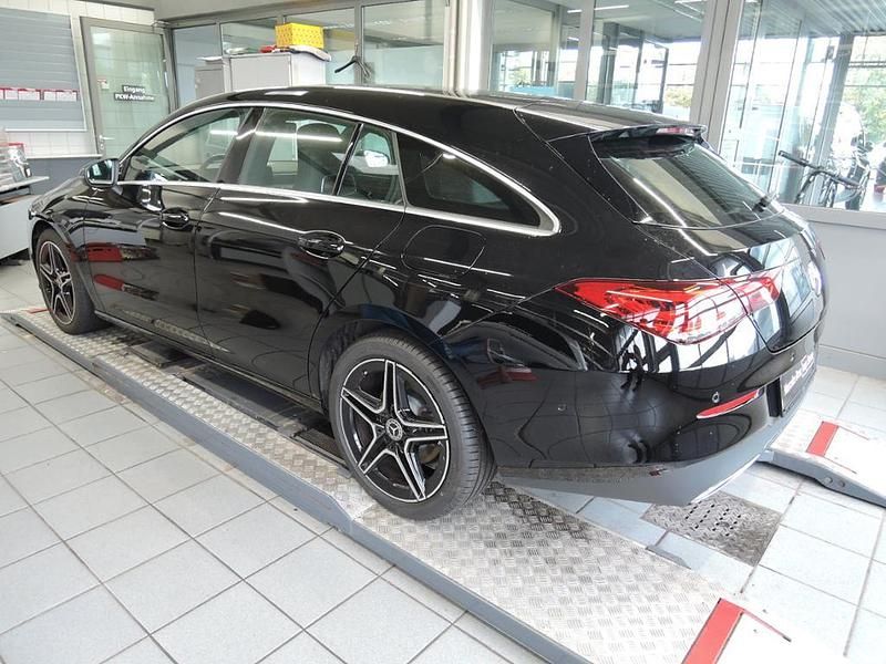 Metalliclack kosmosschwarz Gebraucht 2020 Mercedes CLA200 Progressive Kombi | 23.710 € (Superpreis) - Bild 1/3