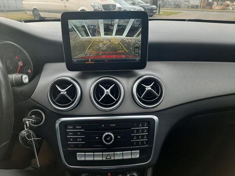 Gebraucht Mercedes CLA180 Urban 122 PS (89 kW) 2017 Rot Limousine