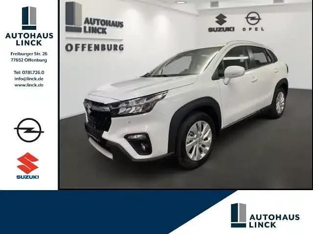 Farbe: weiss Neu 2025 Suzuki SX4 S-Cross Comfort SUV | 28.644 € (Fairer Preis) - Bild 1/4