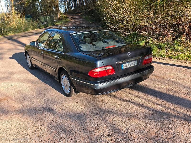 Second-hand Mercedes E280 204 CP (150 kW) 1999 Negru Berlinǎ