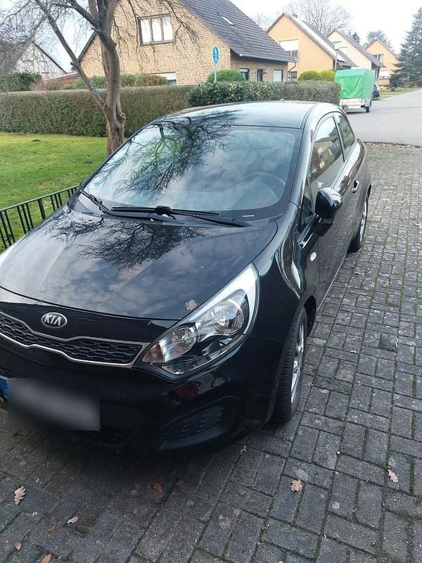 Schwarz Gebraucht 2013 Kia Rio DREAM-TEAM Edition Kleinwagen | 5.850 € (Fairer Preis) - Bild 1/3