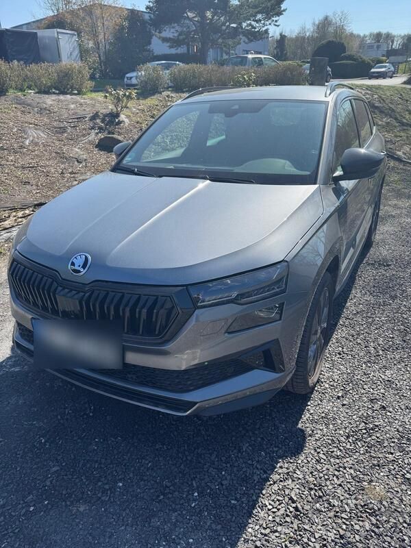 Grau Gebraucht 2024 Skoda Karoq SportLine SUV | 38.000 € (Fairer Preis) - Bild 1/4