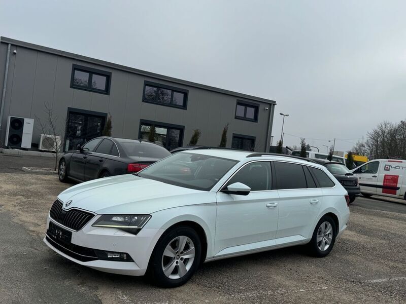 Weiß Gebraucht 2018 Skoda Superb Ambition Kombi | 9.900 € (Guter Preis) - Bild 1/4