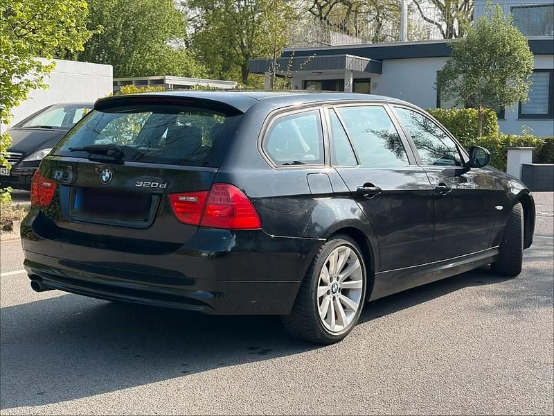 Gebraucht BMW 320 177 PS (130 kW) 2010 Schwarz Kombi