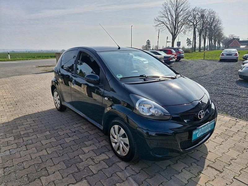 Gebraucht Toyota Aygo 68 PS (50 kW) 2011 Schwarz Kleinwagen