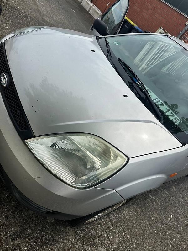Silber Gebraucht 2002 Ford Fiesta Kleinwagen | 400 € (Superpreis) - Bild 1/4