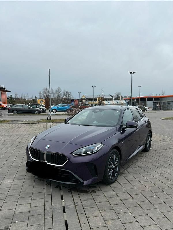 Violet Gebraucht 2024 BMW 120 M Sport Kleinwagen | 36.499 € - Bild 1/4
