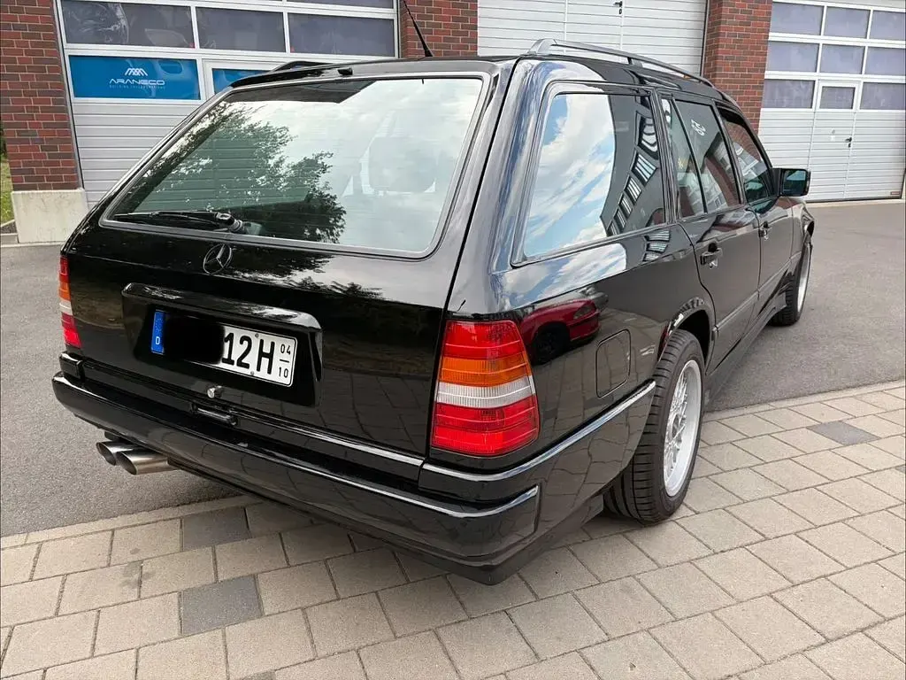 Gebraucht Mercedes 230 132 PS (97 kW) 1989 Schwarz Limousine