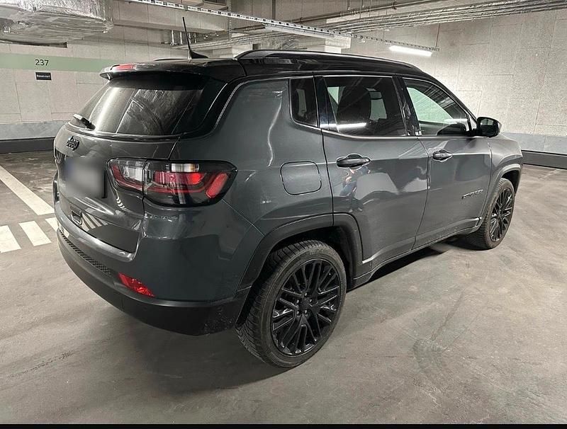 Gebraucht Jeep Compass 140 PS (102 kW) 2022 Grau SUV