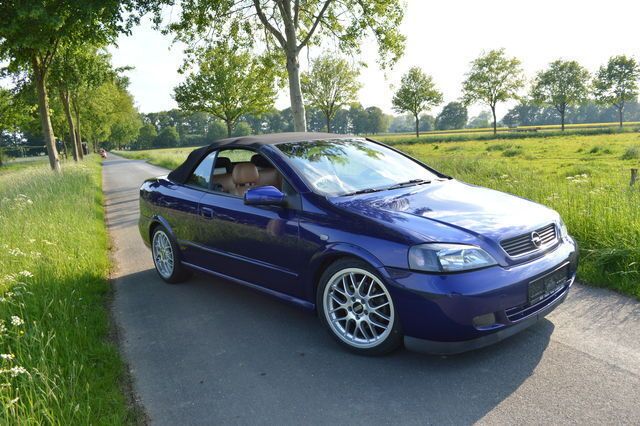 Blau Gebraucht 2002 Opel Astra Cabriolet Edition Cabrio | 5.555 € - Bild 1/4