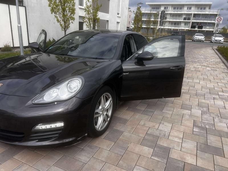 Gebraucht Porsche Panamera 250 PS (183 kW) 2012 Grau Kleinwagen