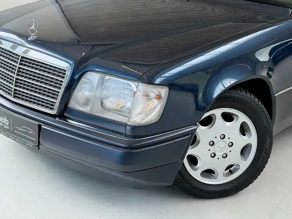 Gebraucht Mercedes E220 150 PS (110 kW) 1994 Blau Limousine