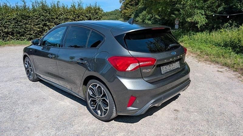 Grau Gebraucht 2019 Ford Focus ST-Line Limousine | 14.800 € (Guter Preis) - Bild 1/4
