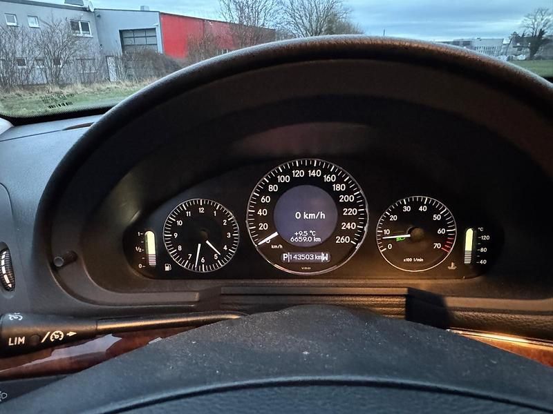 Gebraucht Mercedes E240 177 PS (130 kW) 2002 Silber Limousine