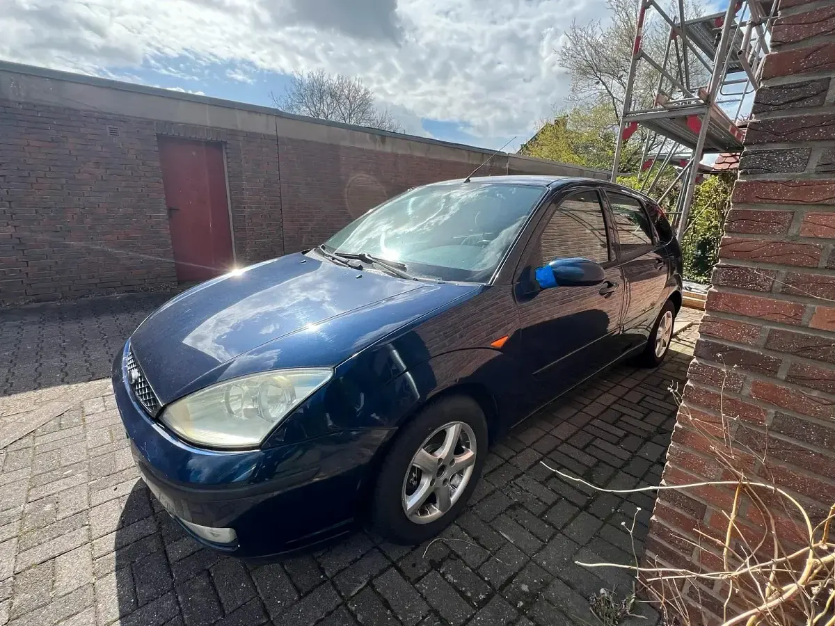 Second-hand Ford Focus 103 CP (75 kW) 2003 Albastru Hatchback