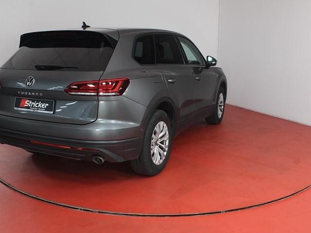 Gebraucht VW Touareg Basis 231 PS (169 kW) 2022 Siliziumgrau metallic (metallic) SUV
