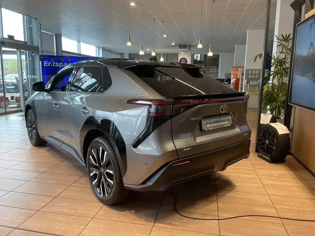 Neu Toyota bZ4X Lounge 252 kW (343 PS) 2026 Silber SUV