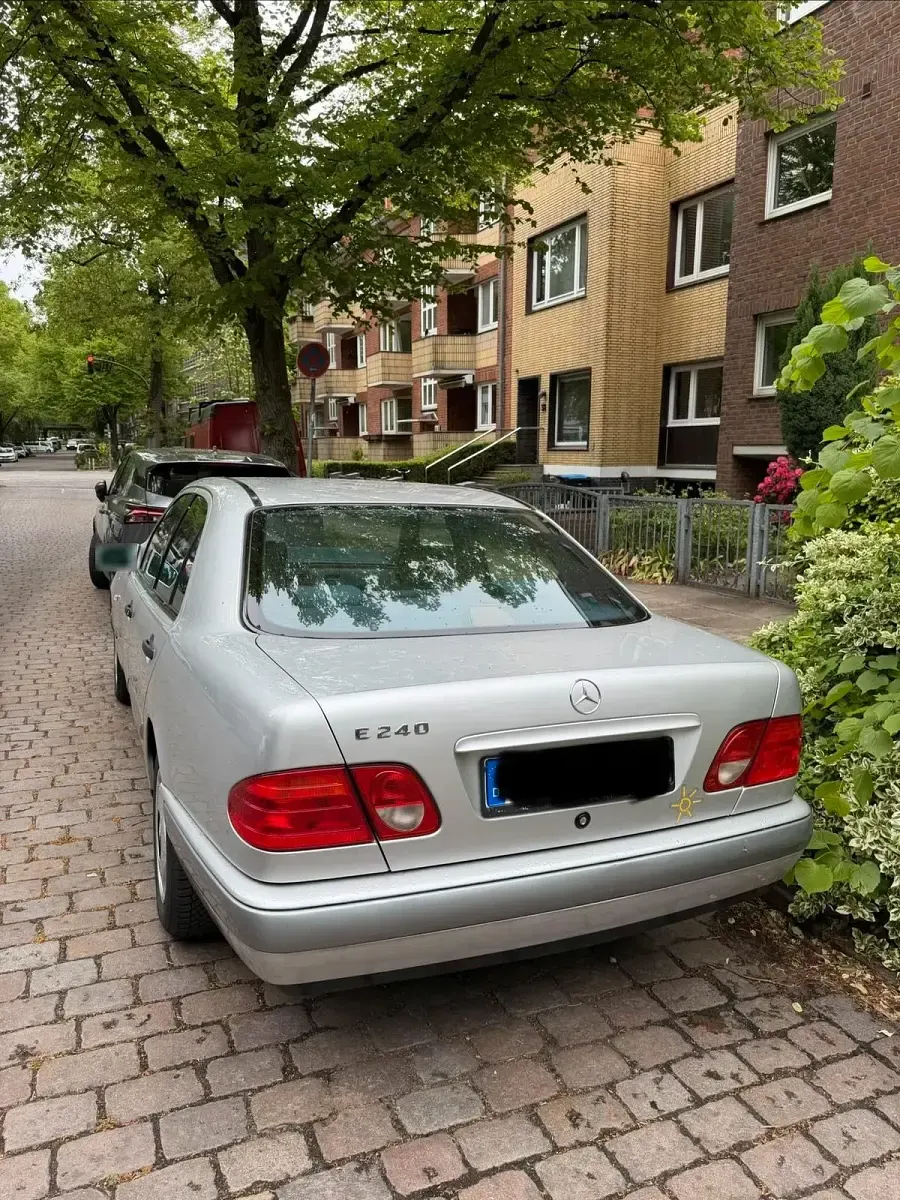 Usata Mercedes E240 170 CV (125 kW) 1998 Argento Berlina