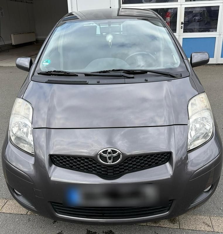 Silber Gebraucht 2011 Toyota Yaris Kleinwagen | 5.100 € (Fairer Preis) - Bild 1/4
