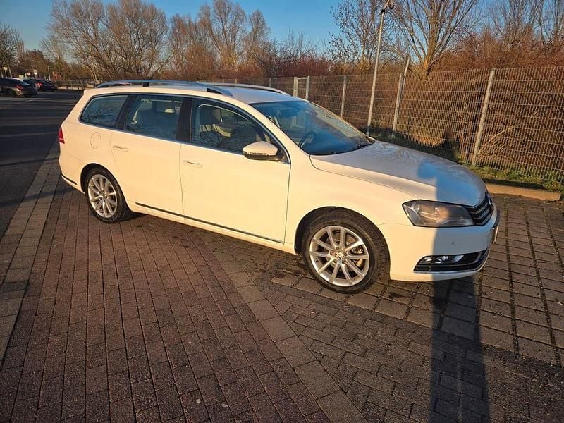 Weiß Gebraucht 2012 VW Passat Highline Kombi | 5.333 € (Superpreis) - Bild 1/4
