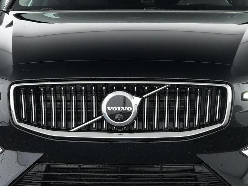 Gebraucht Volvo V60 Plus 398 PS (292 kW) 2025 Onyx black / metallic Kombi