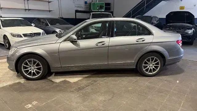 Gebraucht Mercedes C180 156 PS (114 kW) 2009 Palladiumsilber Limousine