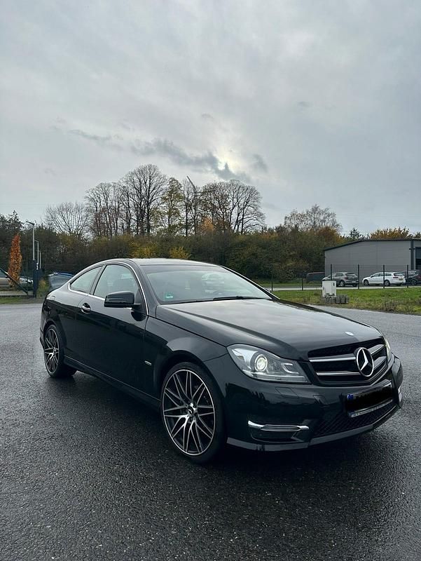 Schwarz Gebraucht 2015 Mercedes C220 Coupé | 15.899 € (Superpreis) - Bild 1/4