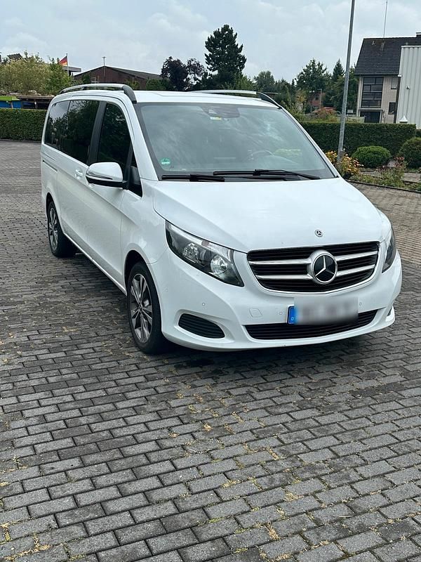 Weiß Gebraucht 2018 Mercedes V250 Van / Kleinbus | 31.990 € (Superpreis) - Bild 1/4
